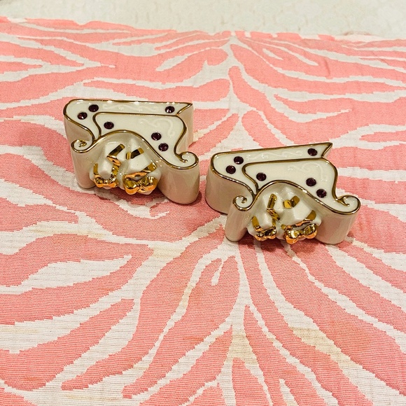 JAN6-New Lenox Jewels of Christmas Amethyst Sleigh Salt & Pepper Shakers - Picture 4 of 7